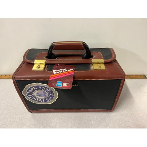 102 - Vintage Samsonite cabin/vanity case.