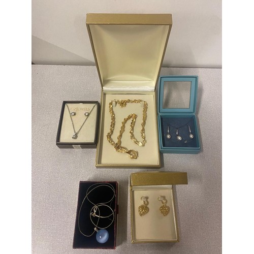 71 - 5 boxed silver jewellery set to include silver Veronese chain and earrings etc.