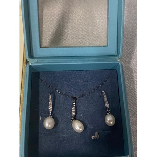 71 - 5 boxed silver jewellery set to include silver Veronese chain and earrings etc.
