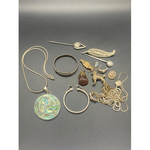 79 - Selection of silver jewellery to include silver and abalone necklace and leaf brooch etc. 85g