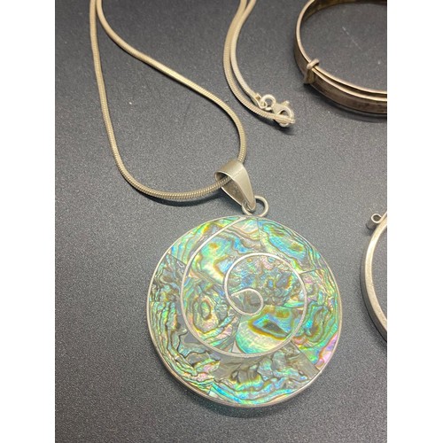 79 - Selection of silver jewellery to include silver and abalone necklace and leaf brooch etc. 85g