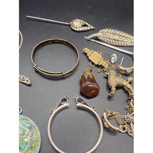 79 - Selection of silver jewellery to include silver and abalone necklace and leaf brooch etc. 85g