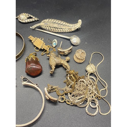 79 - Selection of silver jewellery to include silver and abalone necklace and leaf brooch etc. 85g