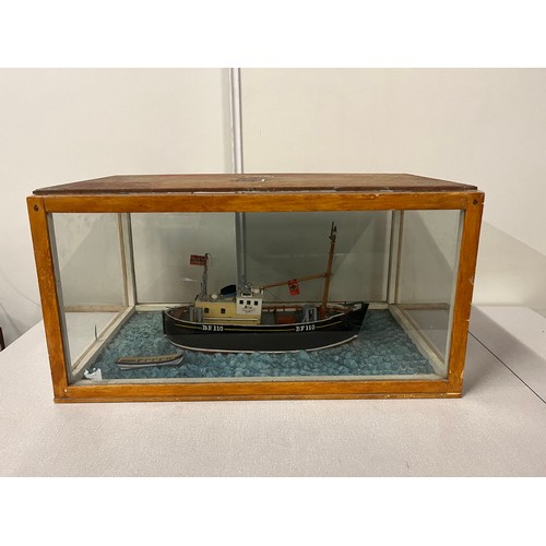 107 - vintage model boat diorama in fitted display case 30x59x34cm