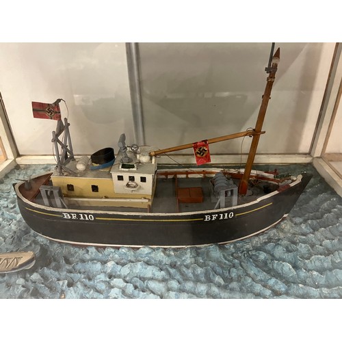 107 - vintage model boat diorama in fitted display case 30x59x34cm