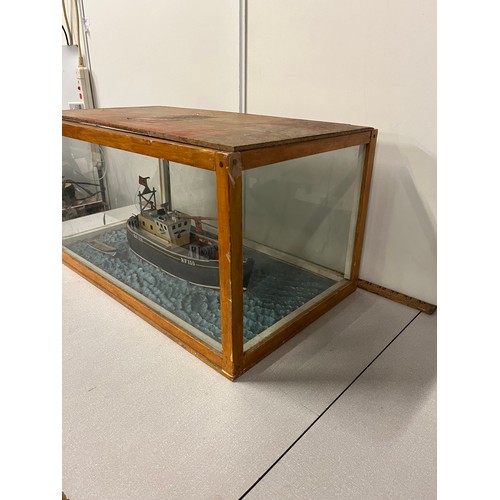 107 - vintage model boat diorama in fitted display case 30x59x34cm