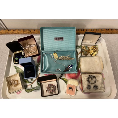 108 - Tray of vintage costume jewellery