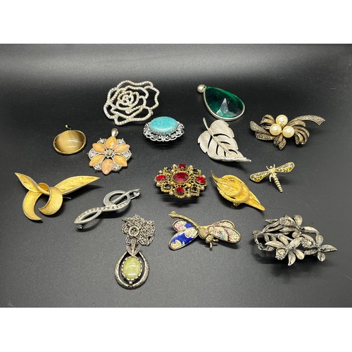 36 - selection of vintage brooches & miracle chain & pendant