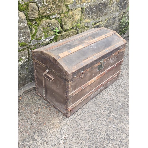 261 - Vintage trunk storage box/steamer with insert.