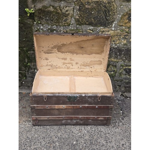 261 - Vintage trunk storage box/steamer with insert.