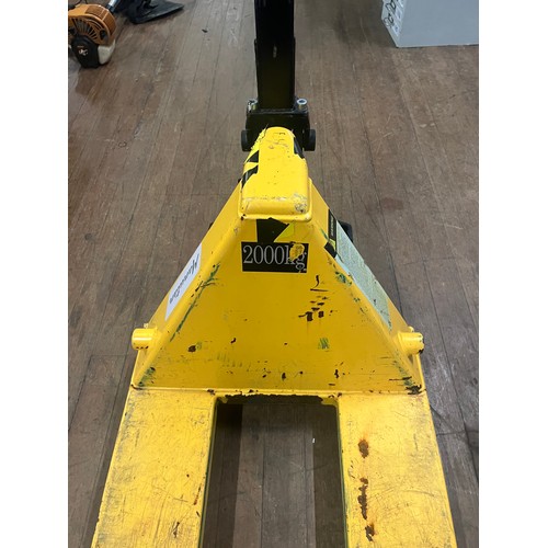 376 - Heavy Duty 2000kg hand pump  pallet truck with rubber wheels.