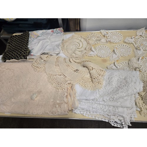 404 - Selection of lace doilies to include Swans along with table covers etc.