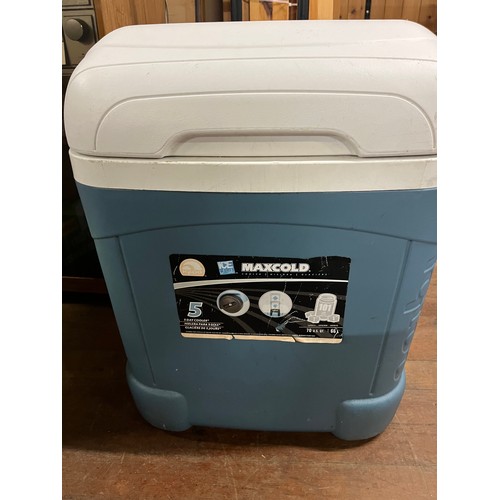 386 - igloo maxcold 5 day cooler on wheels.