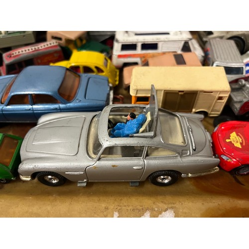 150 - Tray of vintage Corgi's etc. to include Corgi 007 Aston Martin DB5 complete with figures and ejector... 