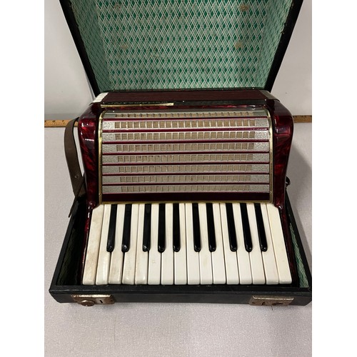 62 - Vintage Worldmaster (Weltmiester) piano Accordian 32 button 26 key with original case