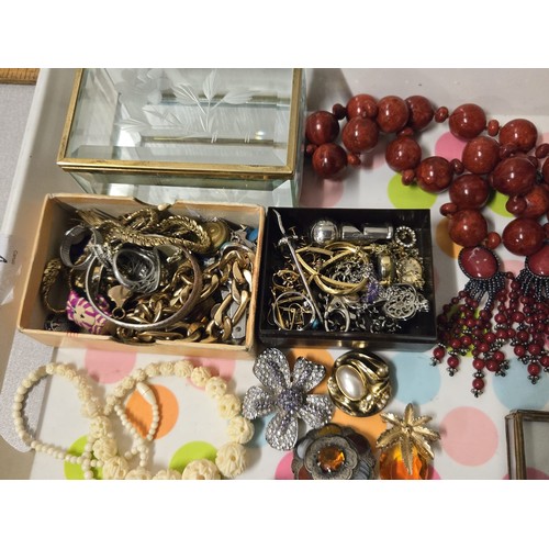 140 - Tray of costume jewellery etc.