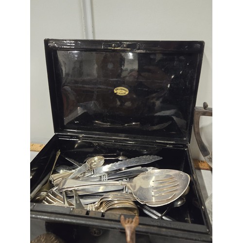 146 - Selection of collectables to include WM Lorimer Glasgow metal box, selection of brass to include hor... 