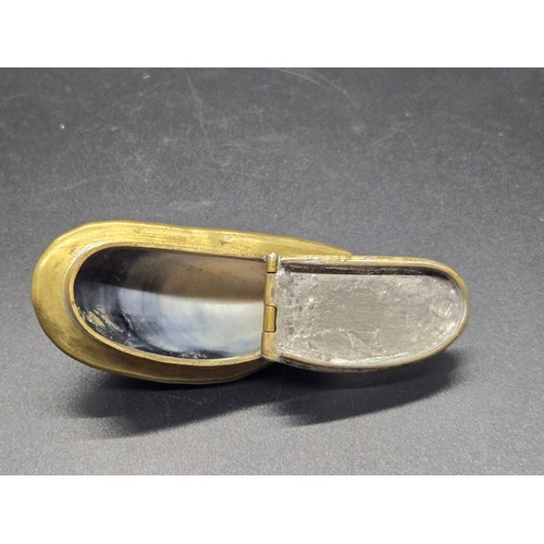 75 - Late 19th/Early 20th century snuff box formed from mussel shell.