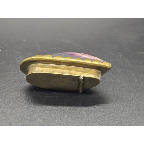 75 - Late 19th/Early 20th century snuff box formed from mussel shell.