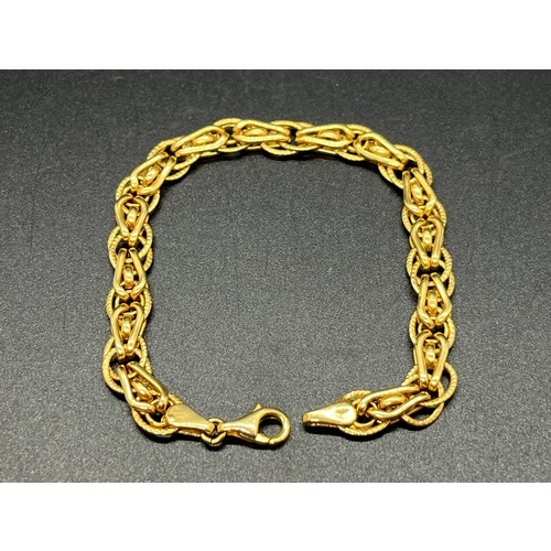 83 - 9ct gold ladies bracelet 5 grams