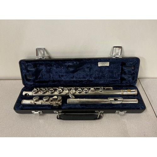 142 - Vintage Gold Seal flute in fitted case.