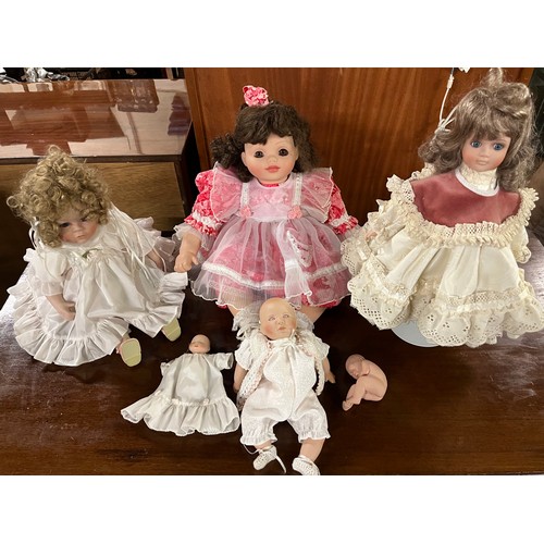 520 - Selection of mainly porcelain dolls to include Marie Osmond paper roses, B. Creedy, Studio editions ... 