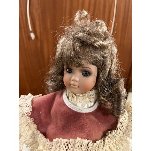 520 - Selection of mainly porcelain dolls to include Marie Osmond paper roses, B. Creedy, Studio editions ... 