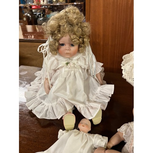 520 - Selection of mainly porcelain dolls to include Marie Osmond paper roses, B. Creedy, Studio editions ... 