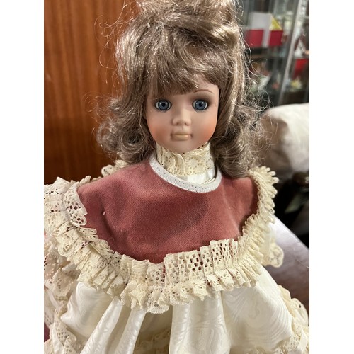 520 - Selection of mainly porcelain dolls to include Marie Osmond paper roses, B. Creedy, Studio editions ... 