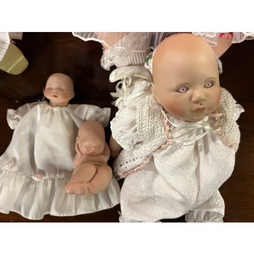 520 - Selection of mainly porcelain dolls to include Marie Osmond paper roses, B. Creedy, Studio editions ... 