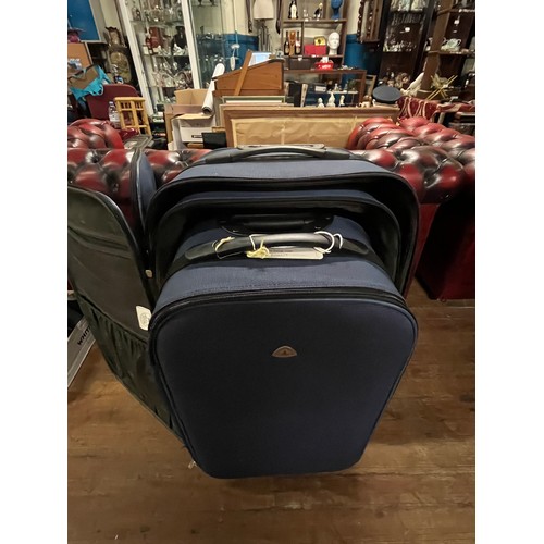 531 - Set of 3 globe trotter suitcases.