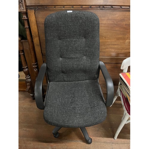 521 - black computer chair