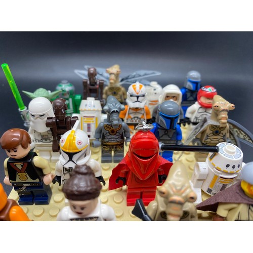 20 - 23 Lego Star Wars figures to include Princess Leia, R3-D5 Astromech droid & Geonosian warrior with w... 