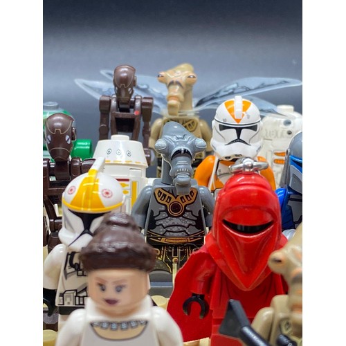 20 - 23 Lego Star Wars figures to include Princess Leia, R3-D5 Astromech droid & Geonosian warrior with w... 