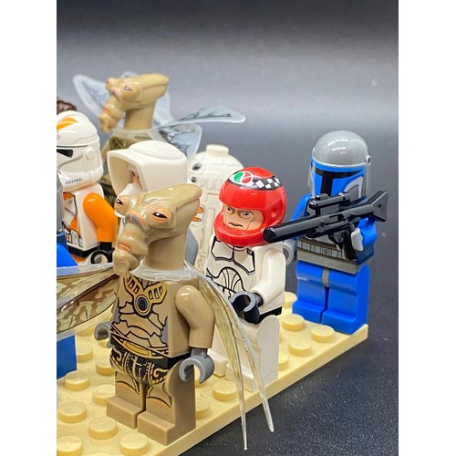 20 - 23 Lego Star Wars figures to include Princess Leia, R3-D5 Astromech droid & Geonosian warrior with w... 