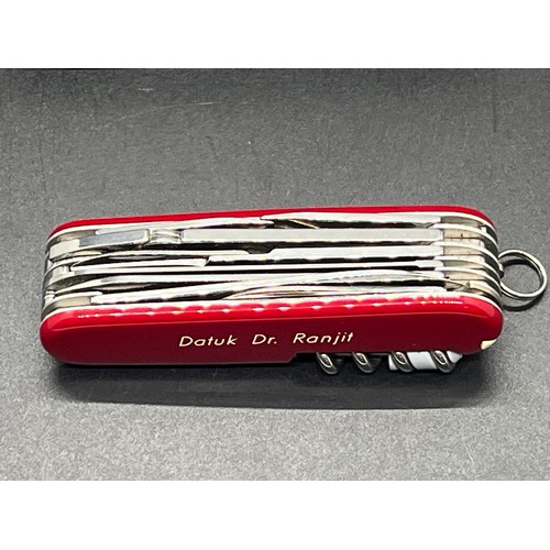 10 - swiss army knife & case