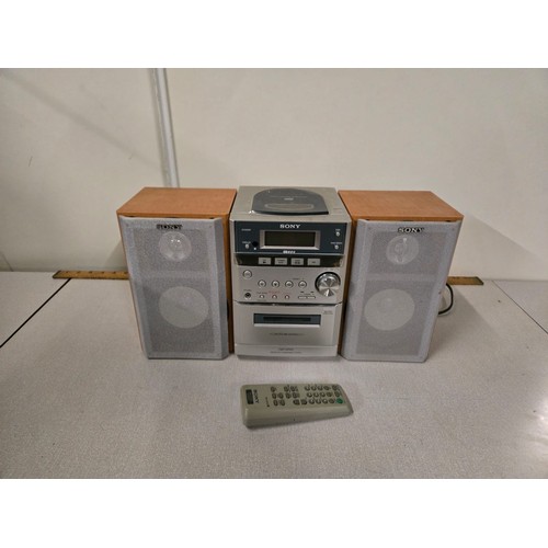 611 - Sony hi-fi CMT-EP515 with remote.