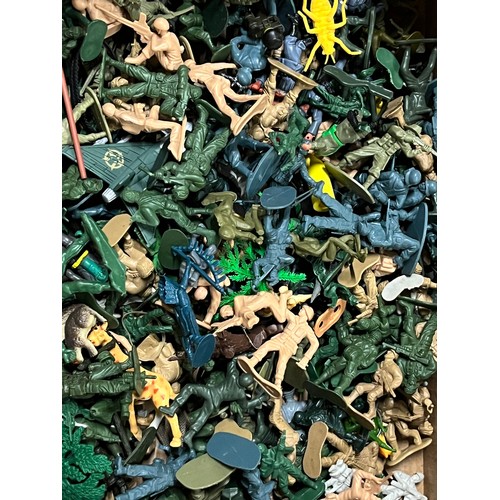 153 - Box of vintage plastic soldiers