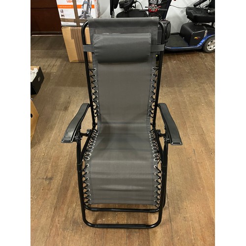 424 - folding garden recliner