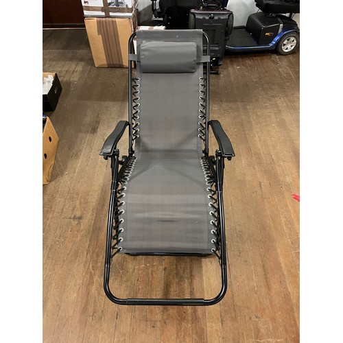 424 - folding garden recliner