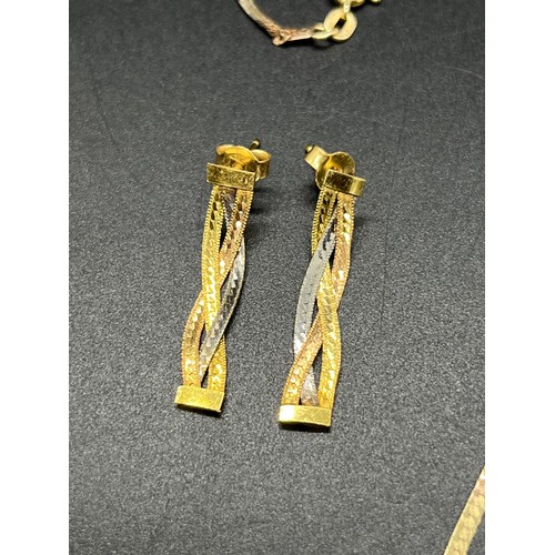 176 - 14kt gold chain 2.92 grams,along with along with 18kt gold earings 2.62 grams