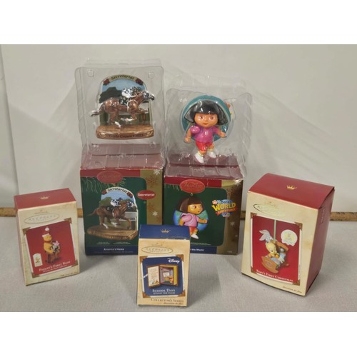 123 - Selection of boxed ornaments to include Heirloom Secretariat America's horse & Dora the explorer alo... 