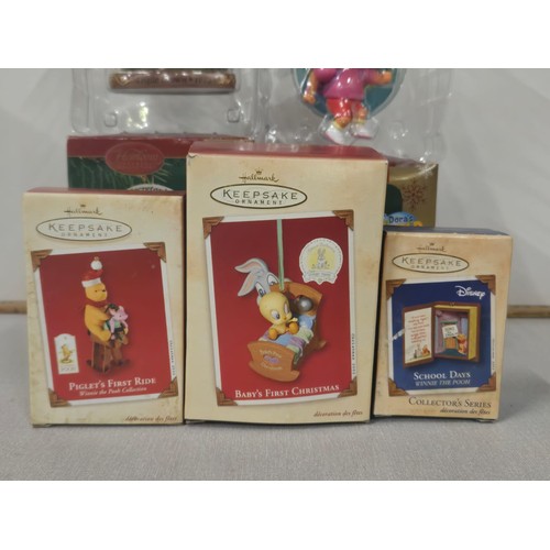 123 - Selection of boxed ornaments to include Heirloom Secretariat America's horse & Dora the explorer alo... 