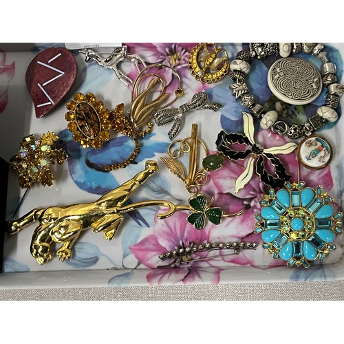 271 - Tray of vintage brooches etc