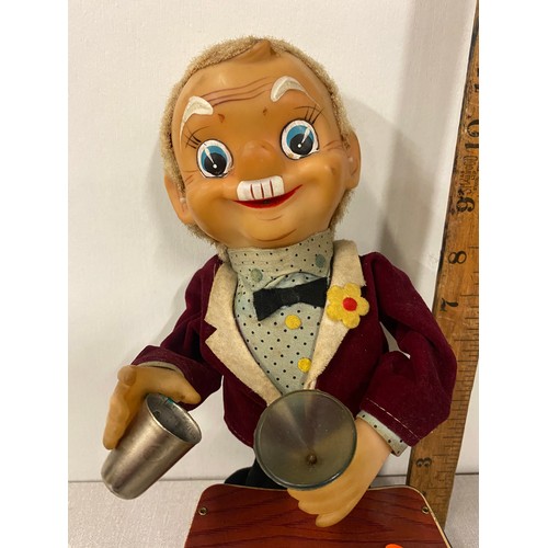 289 - Vintage 1960's Charlie Weaver bartender tin plate battery operated toy. 11.5