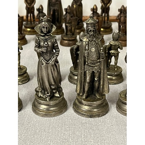 92 - Heavy metal 1960s mid century Italian Fontanini medieval chess set largest piece 4