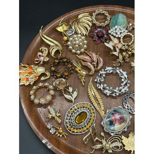 Large collection of vintage brooches.