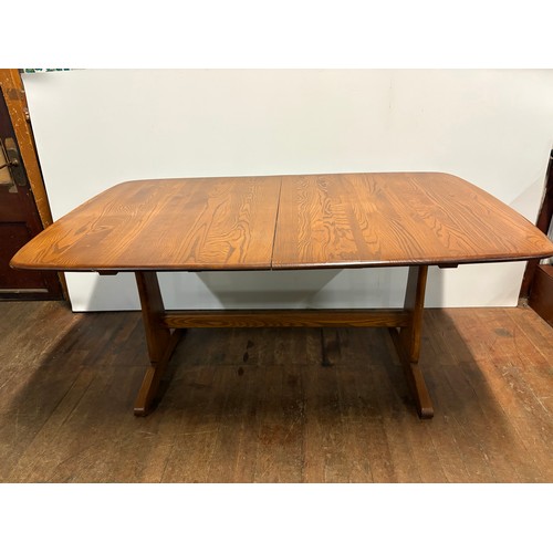226 - Ercol grand Windsor extending dining table to include 3 leafs, seats 10.