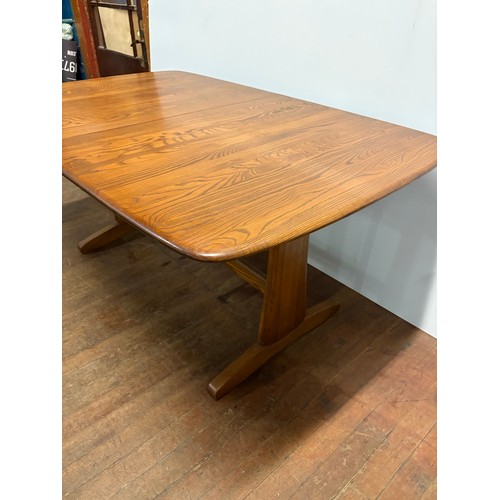 226 - Ercol grand Windsor extending dining table to include 3 leafs, seats 10.