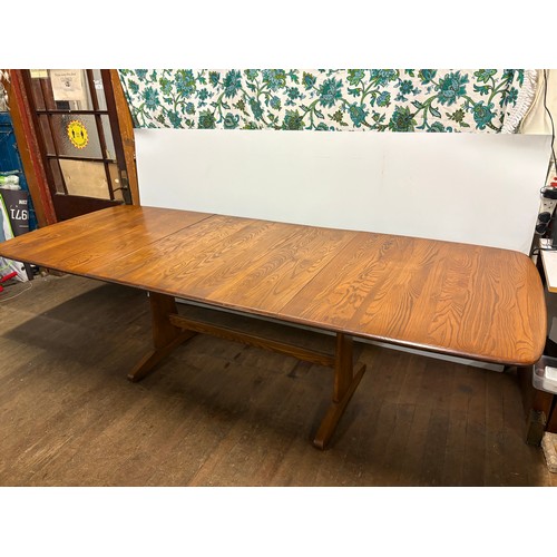 226 - Ercol grand Windsor extending dining table to include 3 leafs, seats 10.